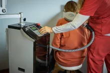 Pacjentka podczas zabiegu głębokiej elektrostymulacji aparatem Salus Talent - 01