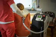 Pacjentka podczas zabiegu głębokiej elektrostymulacji aparatem Salus Talent - 03