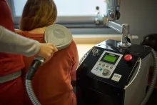 Pacjentka podczas zabiegu głębokiej elektrostymulacji aparatem Salus Talent - 04