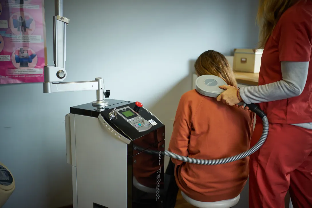 Pacjentka podczas zabiegu głębokiej elektrostymulacji aparatem marki Salus-Talent
